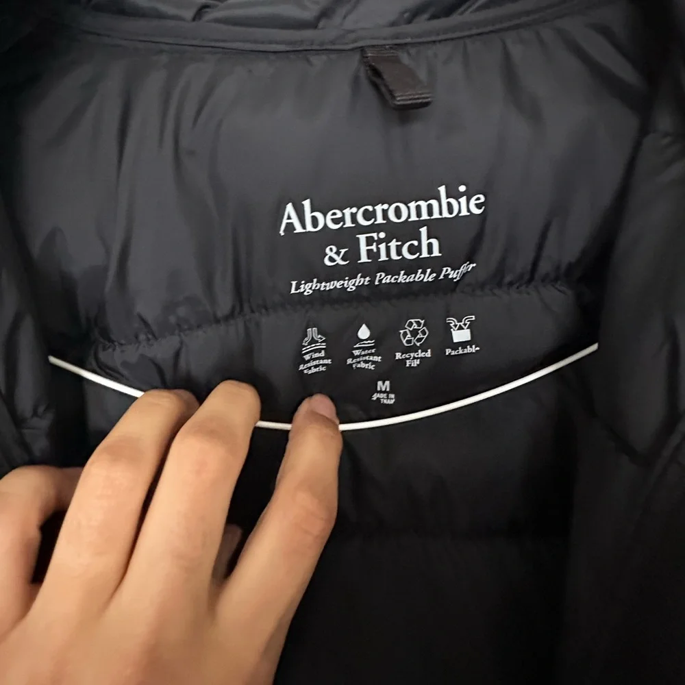 Abercrombie & Fitch Lightweight Packable Puffer Removable Hood in Black Medium - Picture 4 of 8